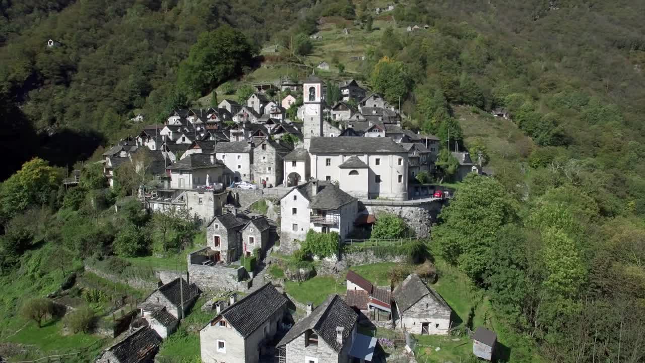 산속에 있는 코리포의 중세 마을 마을, 티치노 코리포의 작은 산촌, 베르자스카 계곡, 스위스의 공중 전망