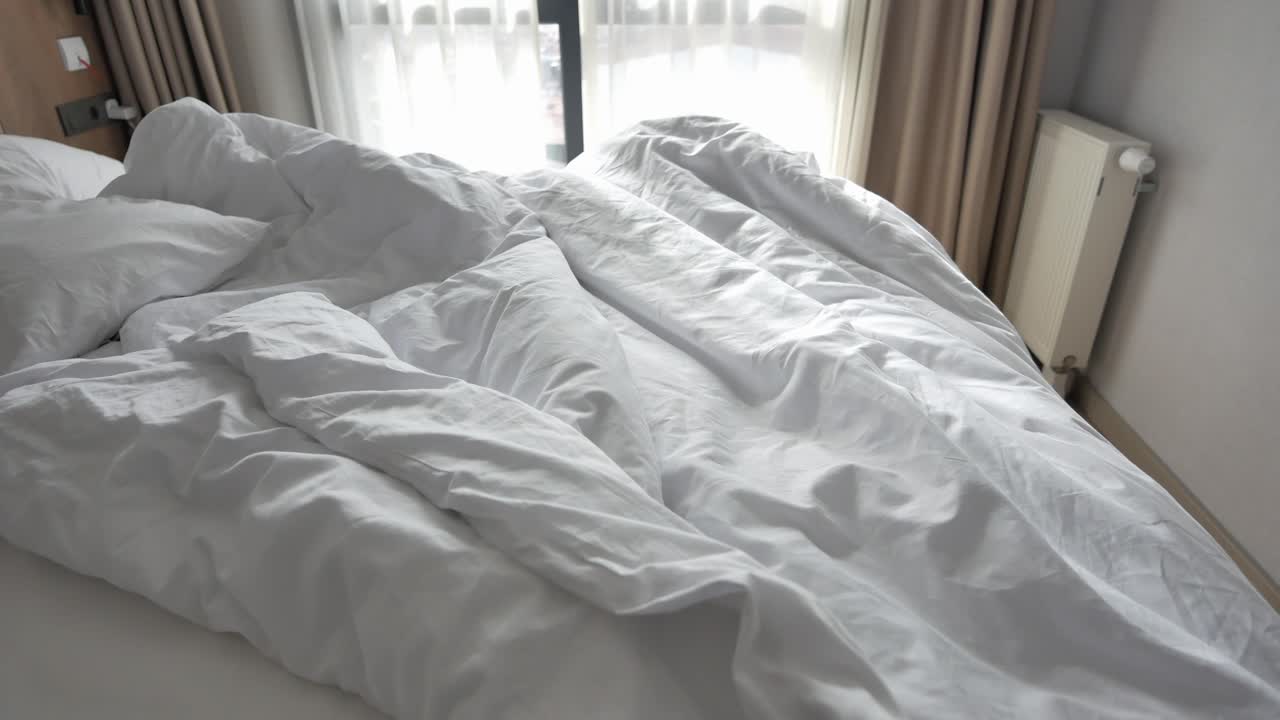 현대적 인 침실 에서 꾸미지 않은 침대