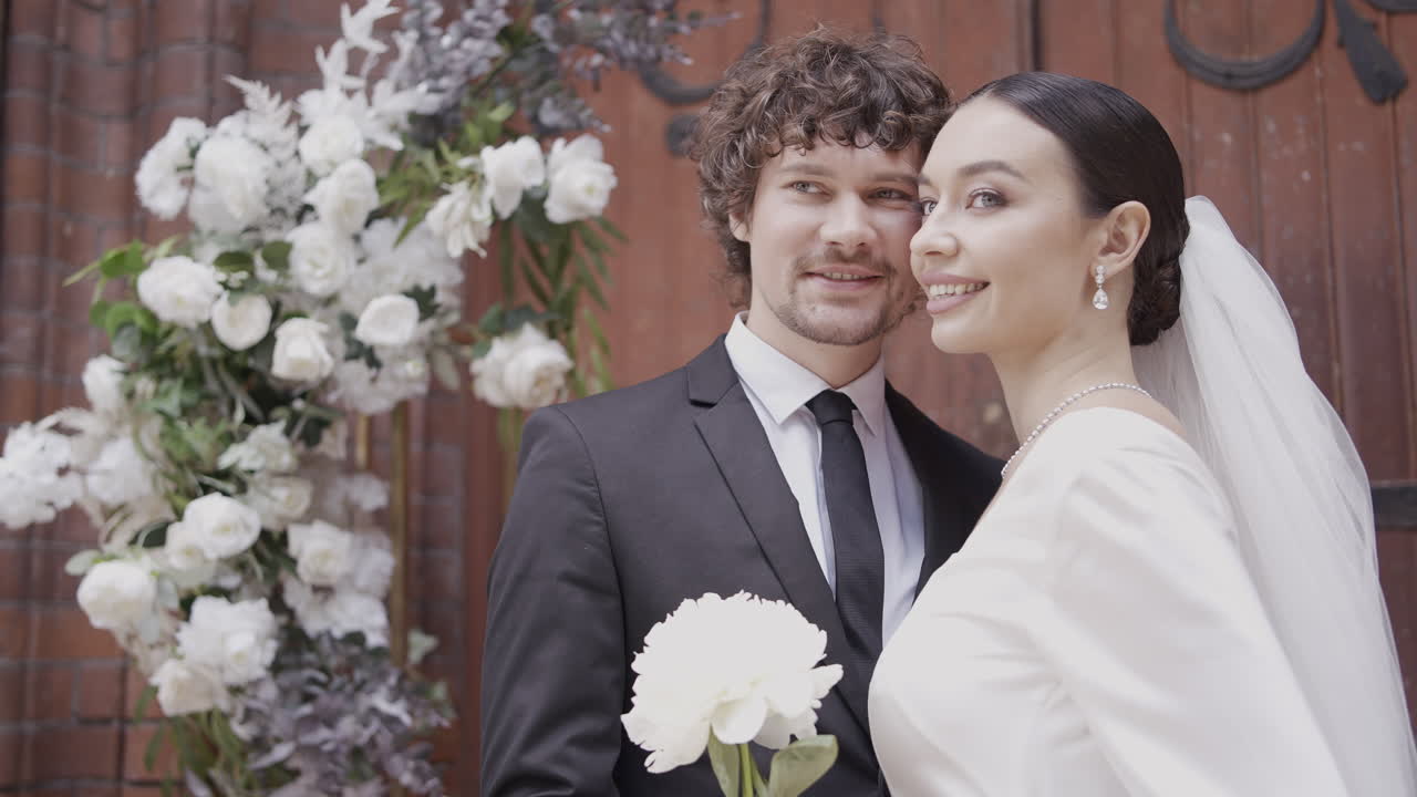 결혼식 의 옷 을 입은 부부