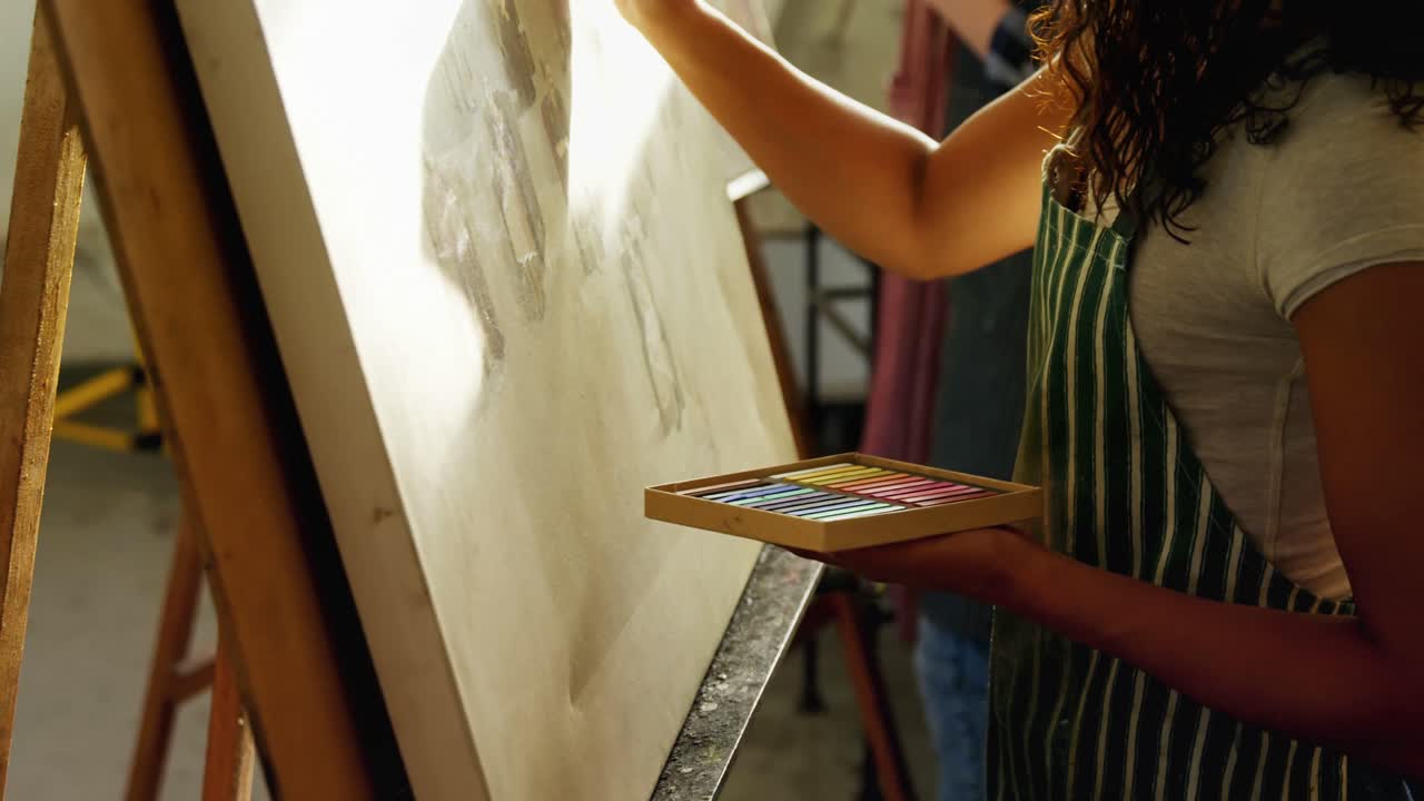 캔버스 4k 에 스케치 를 그리는 여자