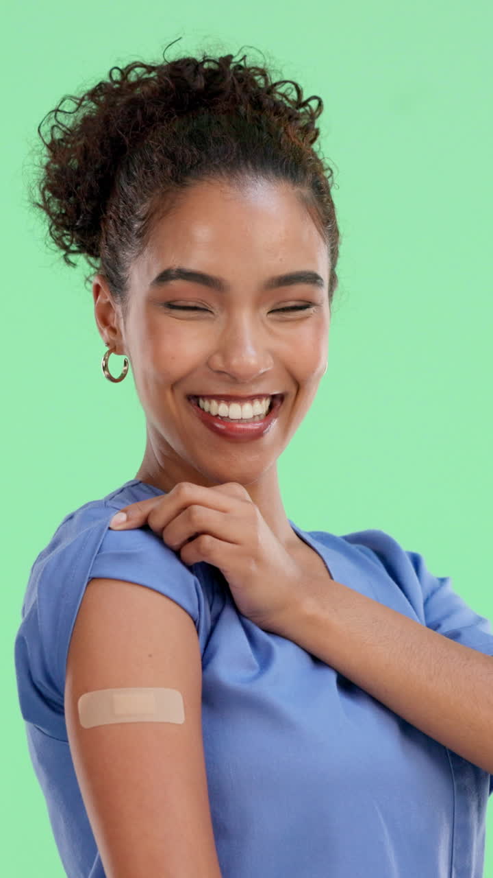 Joven sonriendo con un vendaje en el brazo después de la vacunación