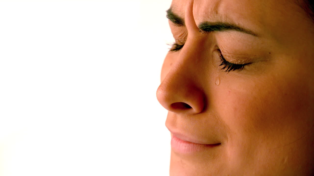 morena molesta con lágrimas rodando por la mejilla