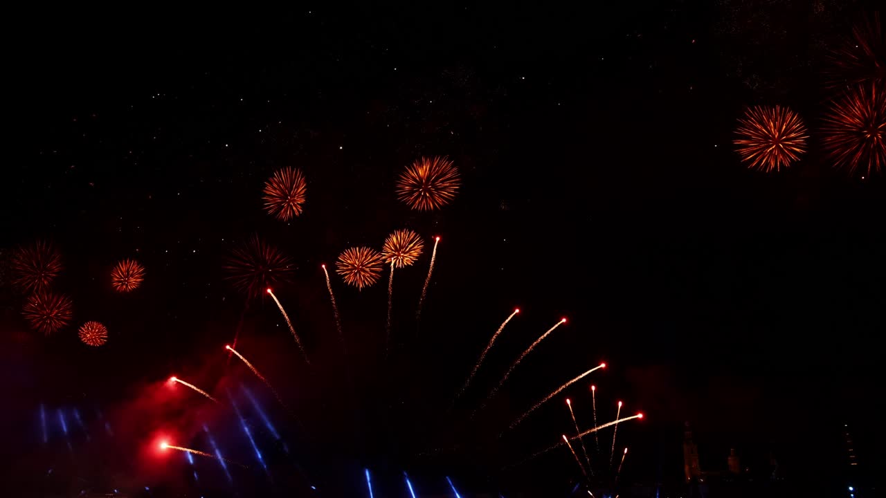 fuegos artificiales coloridos festivos e iluminación en el cielo oscuro con un hermoso reflejo en el agua. velas escarlata de vacaciones