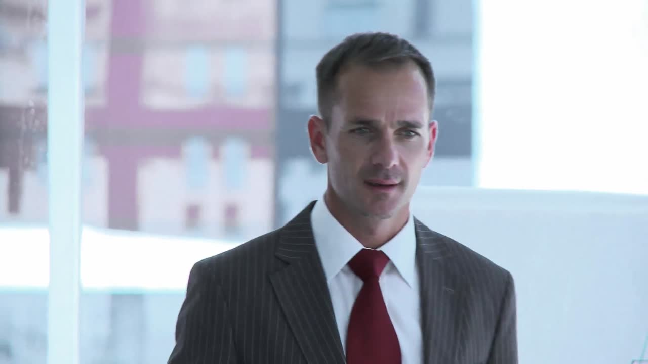 panorama de un hombre de negocios hablando con sus colegas