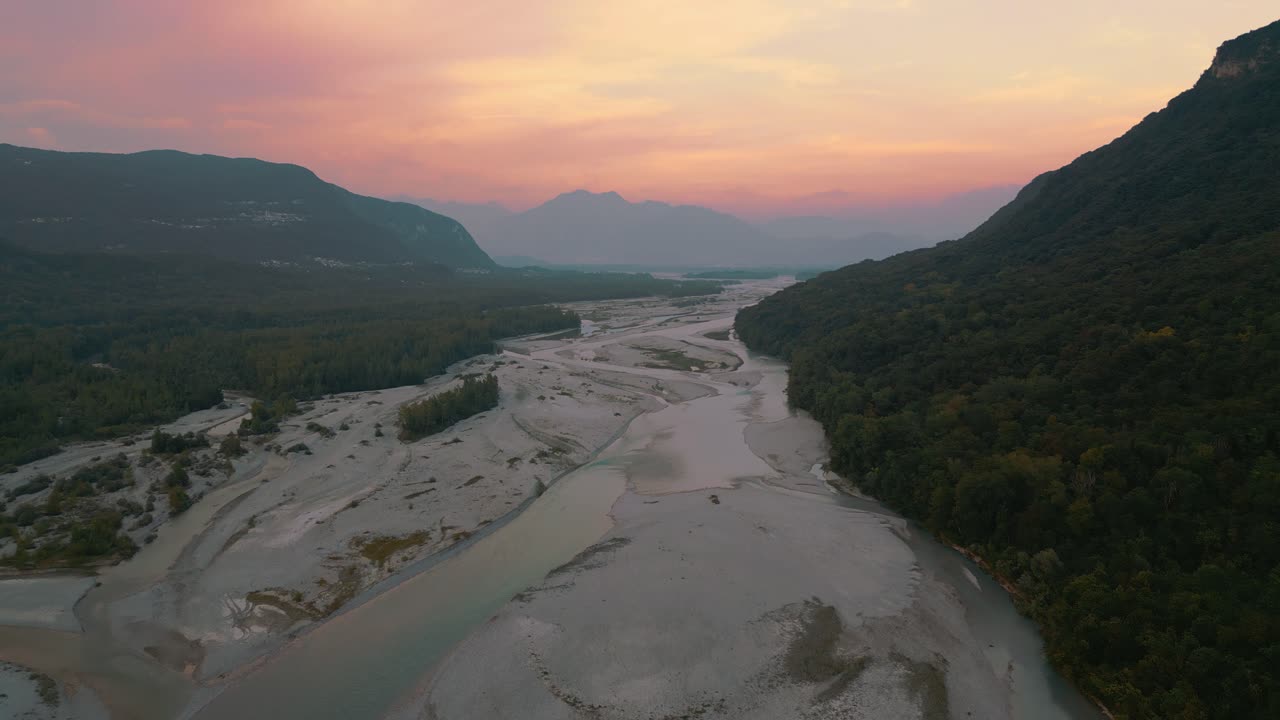 puesta de sol en el río tagliamento, con un ancho lecho de río en italia