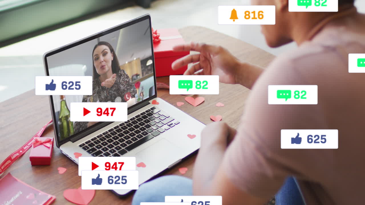 노트북 비디오 통화에서 다양한 비즈니스 사람들을 통해 데이터 처리의 애니메이션