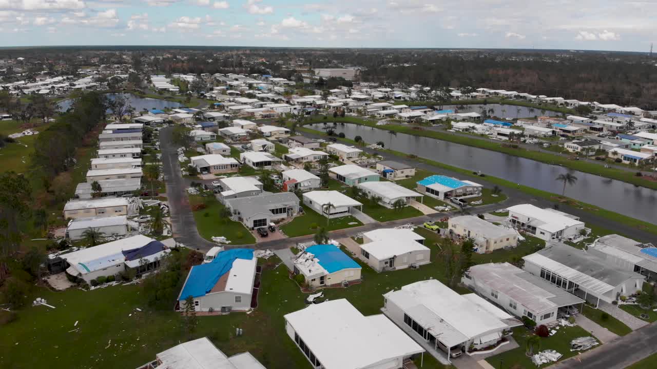 video de drones de 4k de daños por huracanes en un parque de casas móviles en florida - 28x4