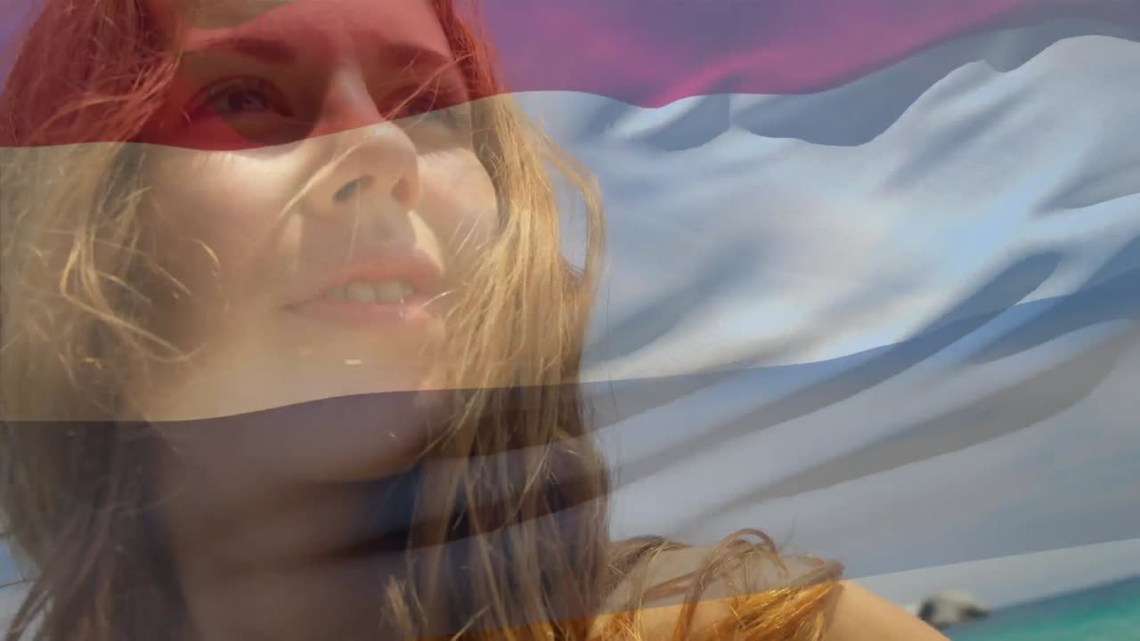 Animation du drapeau des Pays-Bas au-dessus d'une femme caucasienne à la plage