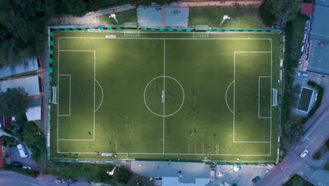 vista estática de arriba hacia abajo de un campo de fútbol desde un dron