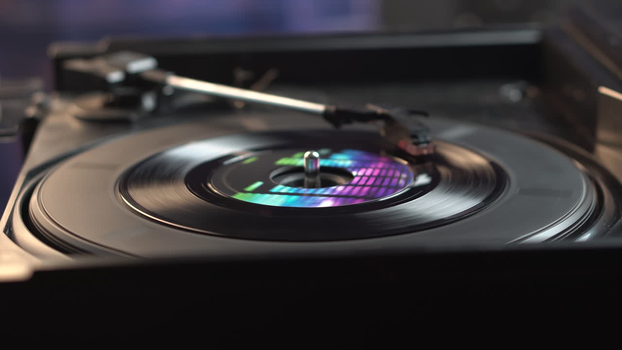 Afspilning af enkelt vinylplade til ende og automatisk stop, nærbillede.