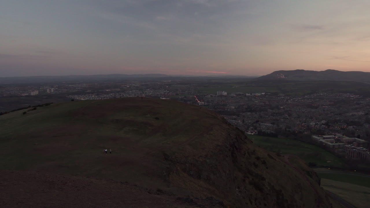 toma panorámica, paisaje urbano con vistas a toda la ciudad de edimburgo momentos después del atardecer desde el asiento de arthur con una maravillosa luz azul de hora