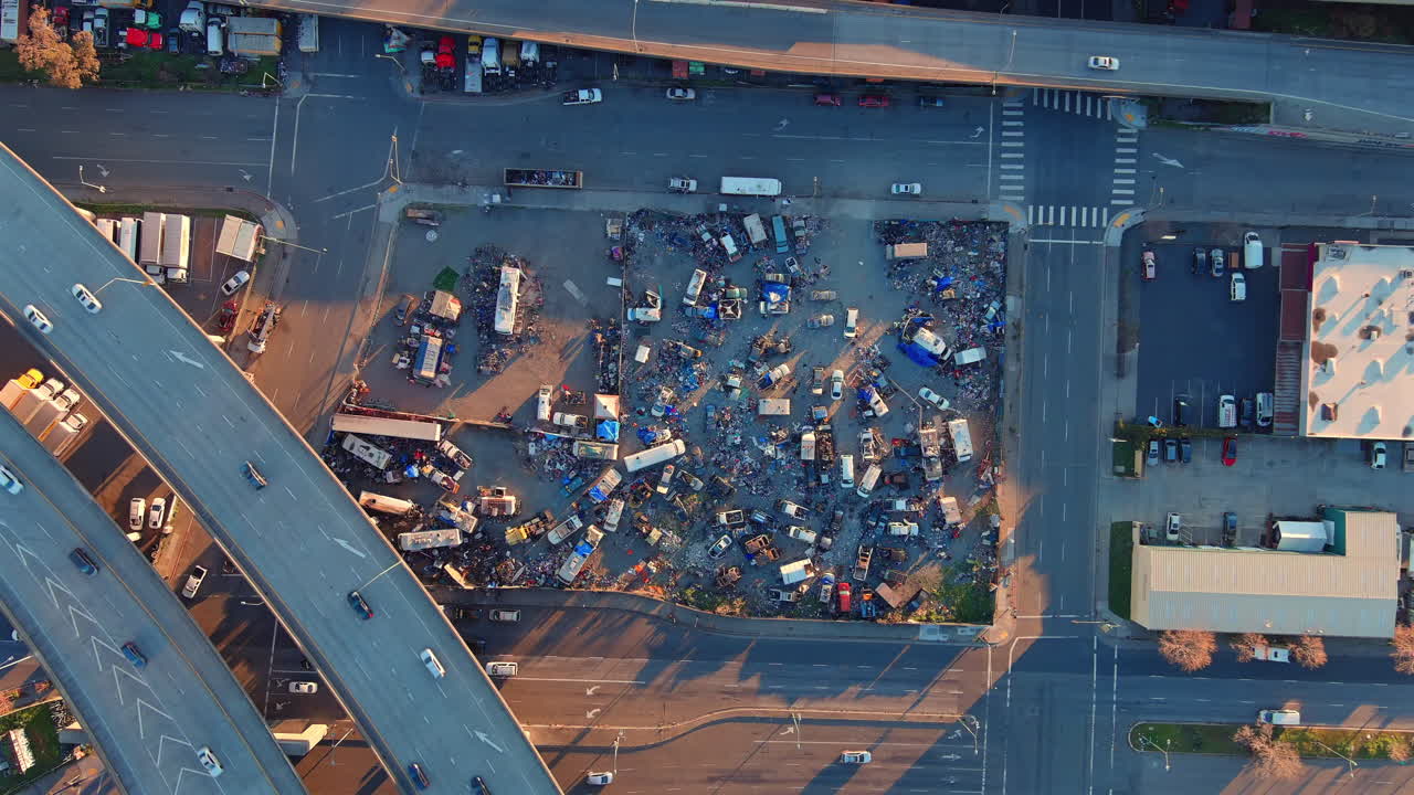カリフォルニア州オークランドの高速道路高架下にある路上生活者の簡易居住地 - 真下からの空撮