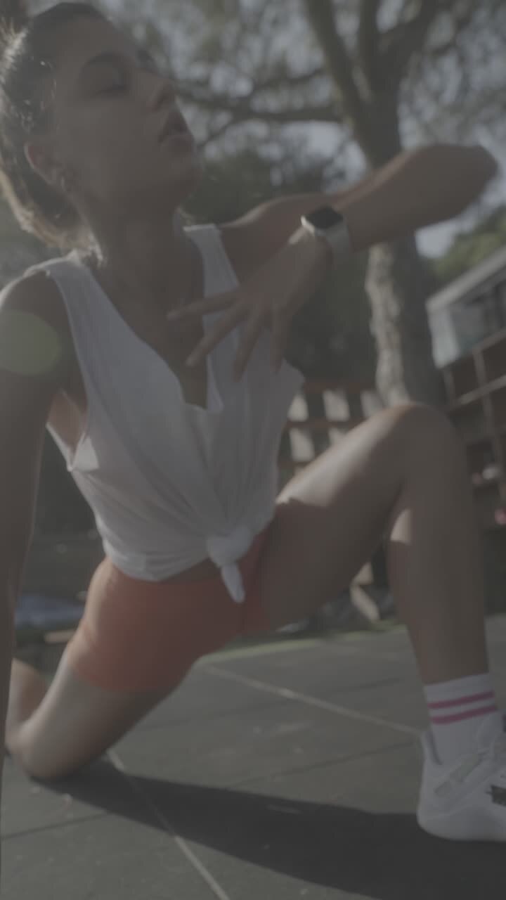 женщина делает упражнения йоги на свежем воздухе