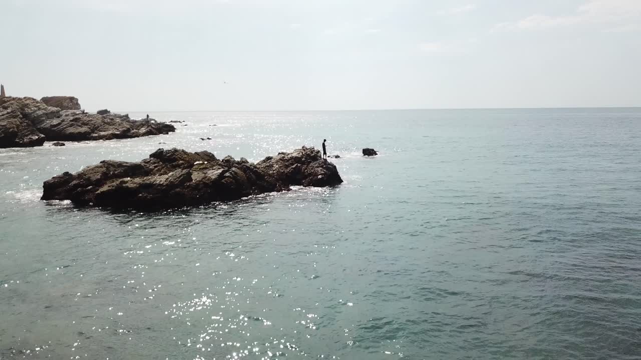 태평양의 푼타 지카텔라 오악사카에서 낚시와 서핑을 하는 사람들