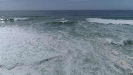 Volar-Sobre-La-Superficie-Del-Agua-Del-Océano-En-Un-Día-Soleado