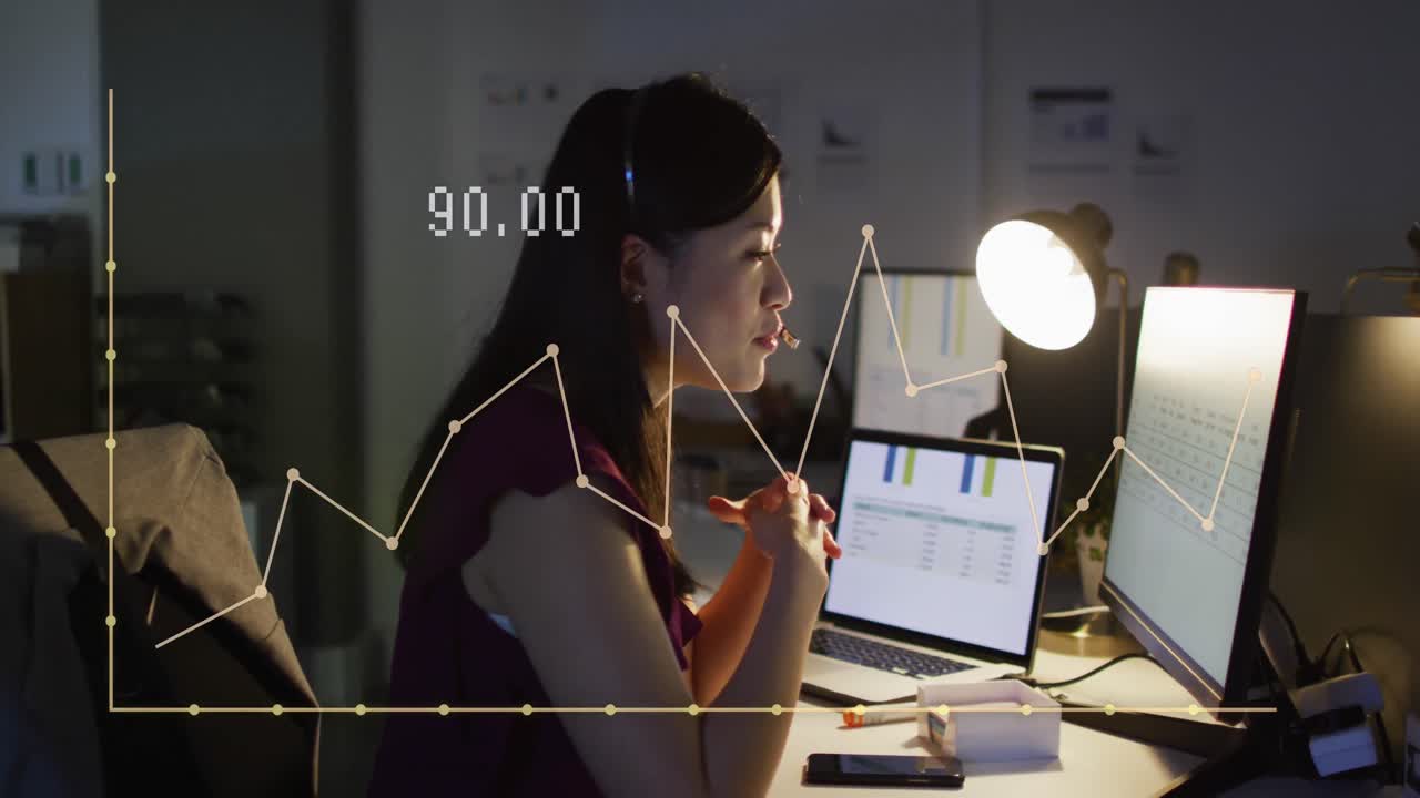 animación del procesamiento de datos financieros sobre una mujer de negocios asiática que trabaja en la oficina
