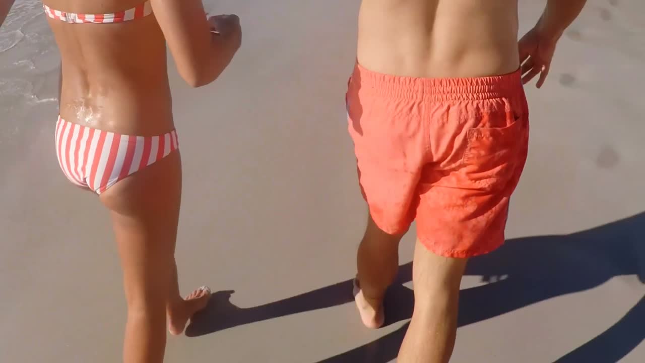 해변 에서 함께  ⁇ 고 있는 부부