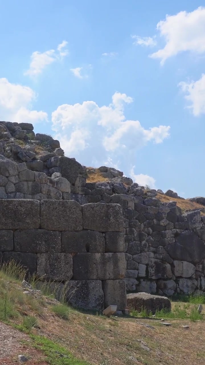 Turisti che visitano la famosa antica Porta dei Leoni di Micene, Grecia.