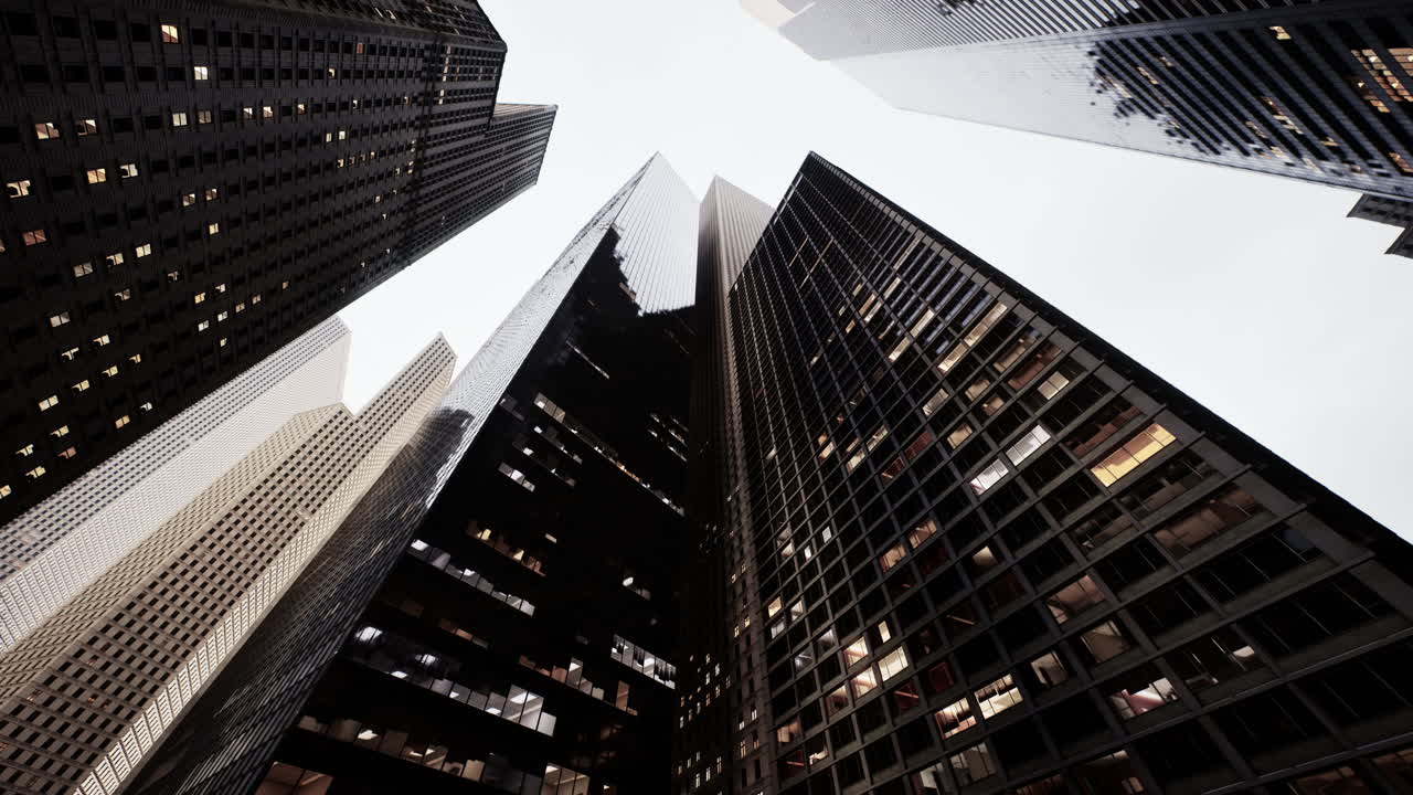 mirando hacia arriba a los rascacielos en el horizonte de una ciudad