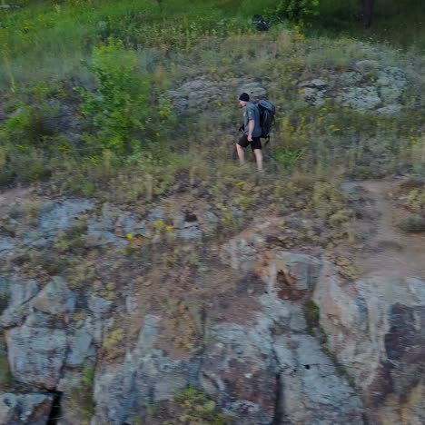 hombre silueta en la roca