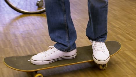 Unterer-Teil-Des-Geschäftsführers,-Der-Skateboard-Benutzt