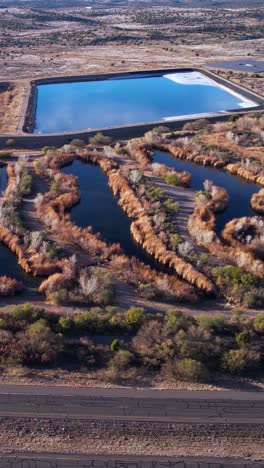 tomada vertical de drones de la instalación de tratamiento de aguas residuales, la reserva de humedales de sedona y el tráfico en la ruta del estado de arizona, estados unidos.