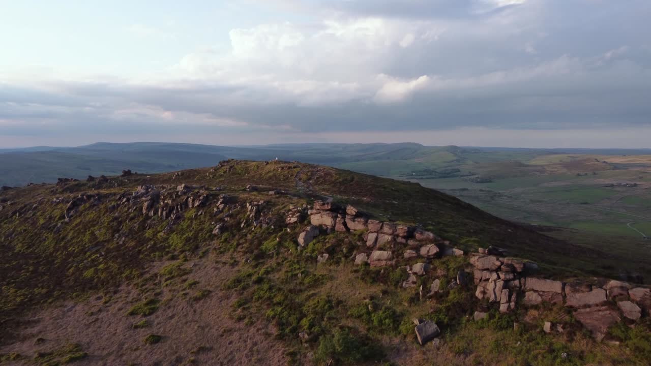 Cảnh quay drone 4K chất lượng điện ảnh. Phong cảnh nông thôn tại The Roaches, Staffordshire