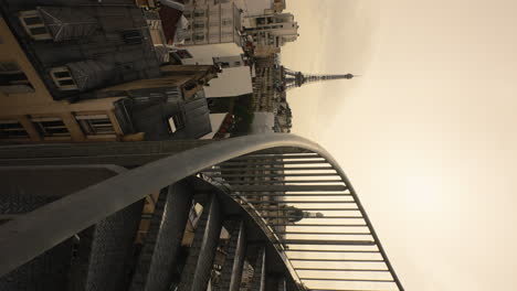 Video-Vertical-Del-Paisaje-Urbano-De-París-Con-La-Famosa-Gira-Eiffel-Detrás-De-Unas-Escaleras-Al-Aire-Libre,-Francia