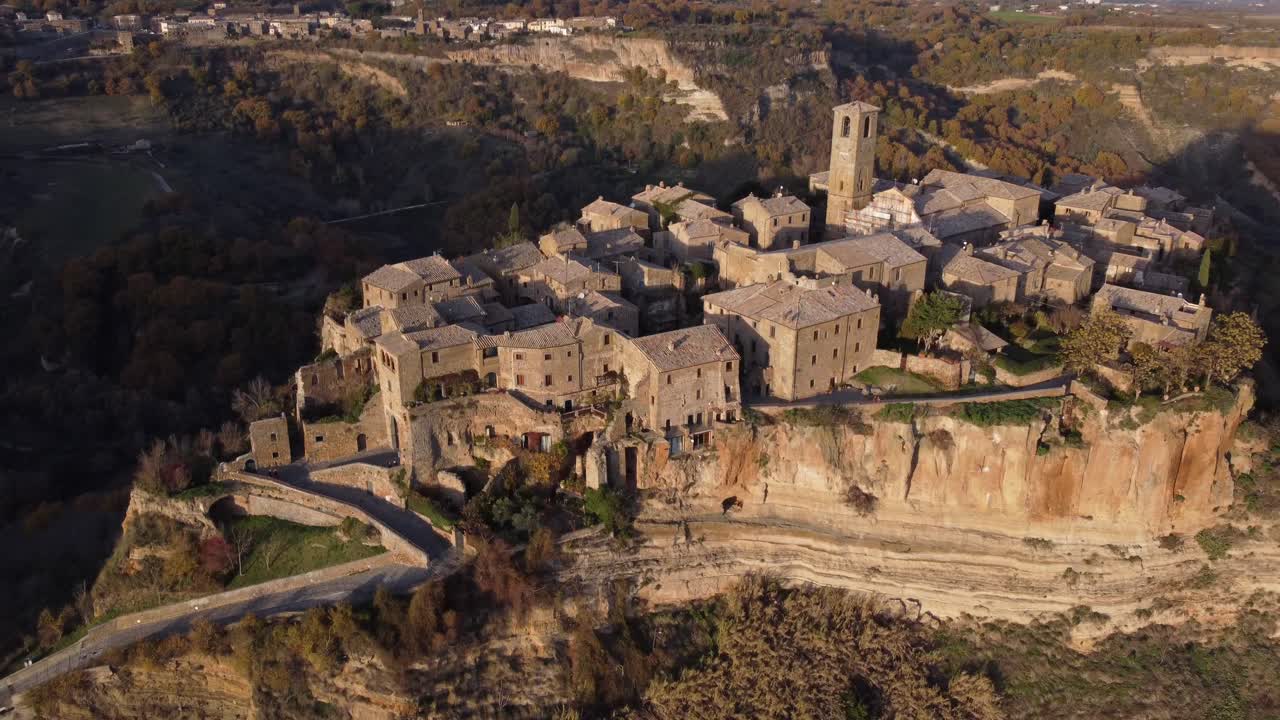 vista aérea de civita di bagnoregio, una aldea en la cima de una colina en el centro de italia