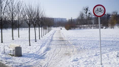 No-Hay-Señal-De-Ciclismo-En-El-Parque-Durante-El-Tiro-Estático-De-Invierno