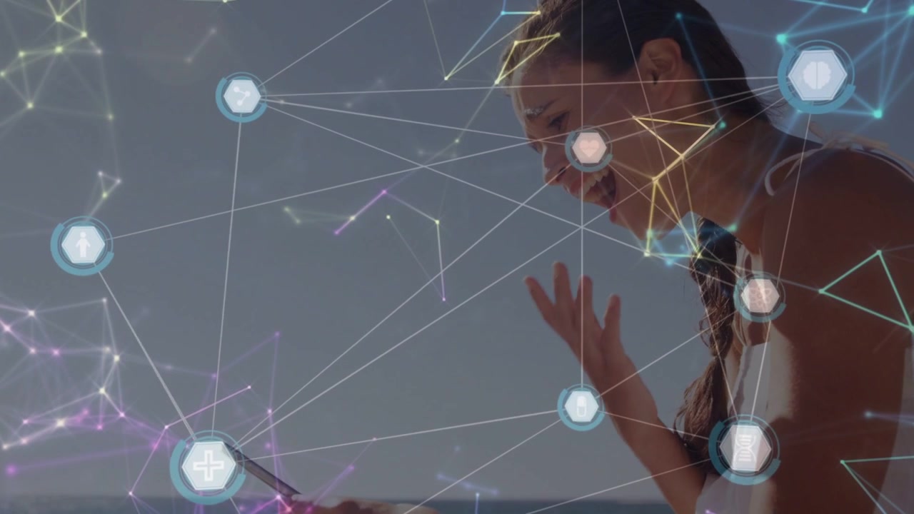 Mulher tocando em dispositivo portátil, iniciando uma sobreposição de rede tecnológica, com nós hexagonais a animar-se e a reagir ao feed