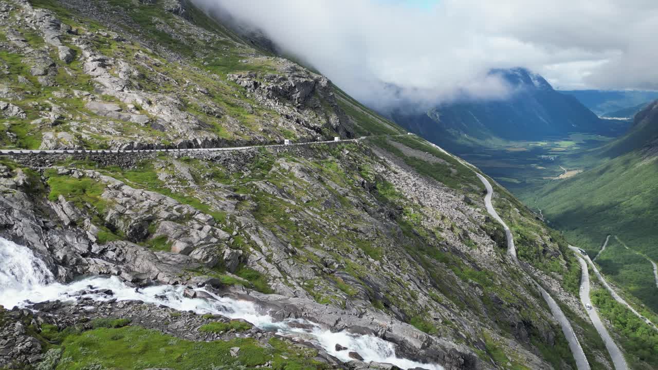paso de montaña trollstigen, noruega - ruta panorámica y famosa atracción turística en andelsnes, valle de romsdalen - pan a la derecha