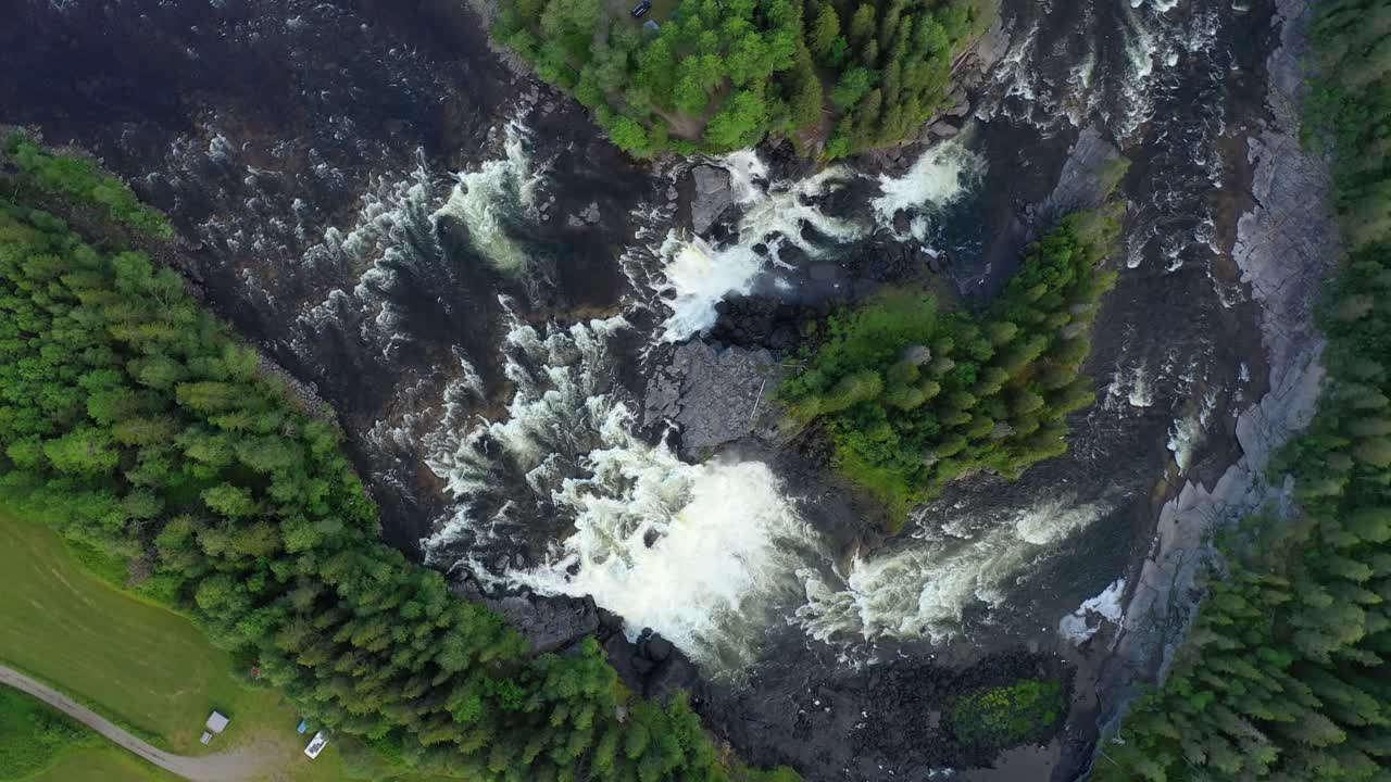 la cascada de ristafallet en la parte occidental de jamtland está catalogada como una de las cascadas más hermosas de suecia.