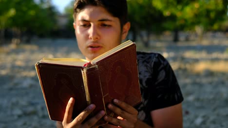 Adolescente-Musulmán-Orar-Al-Aire-Libre