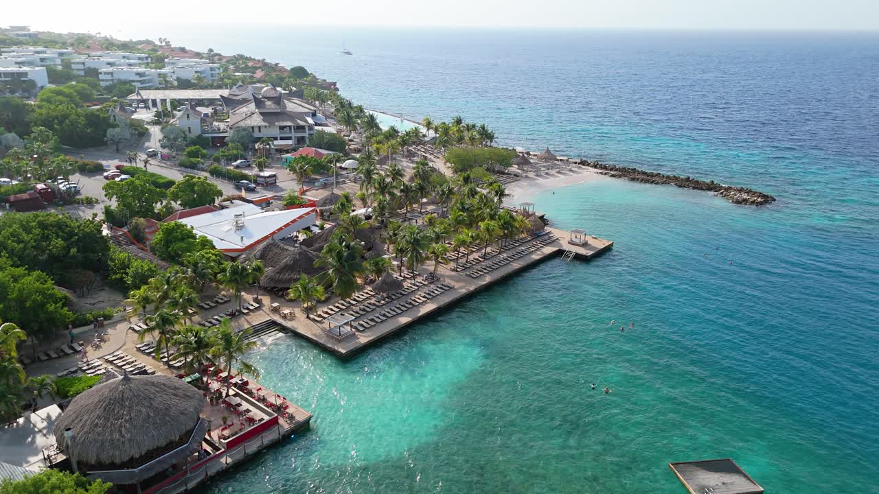 잔지바르 해변의 카리브 해 바다에  ⁇ 빛이 반 ⁇ 인다