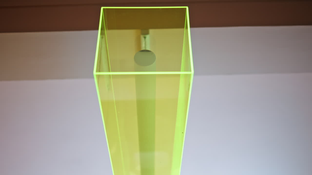 moderna lámpara de colores colgando suspendido del techo elegante cafetería de cerca.