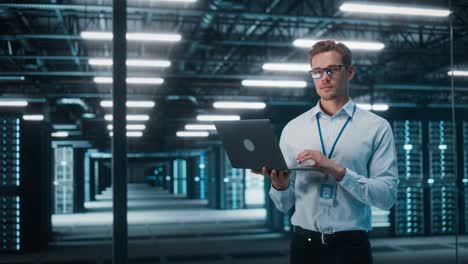 especialista en tecnología de la información y administrador de centros de datos que trabaja en computadoras personales, monitoreo de servicios web, computación en la nube, instalación de análisis, realización de mantenimiento y seguridad cibernética