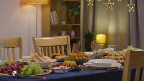 comida en la mesa de la familia musulmana musulmana en casa preparada para la comida celebrando el eid