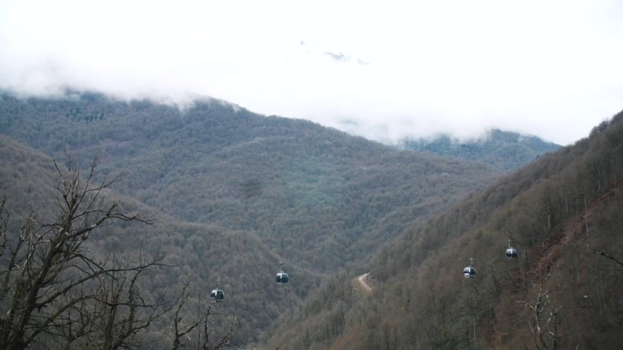 안개가 많은 날씨에 산악 케이블카