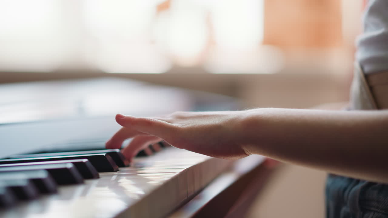 niña con movilidad limitada aprende una nueva melodía tocando el piano