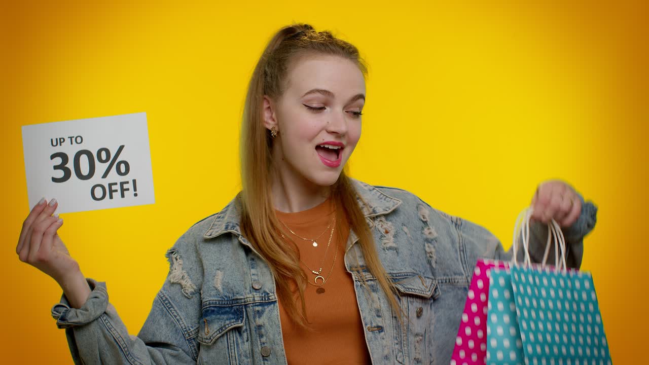 alegre adolescente mostrando bolsas de compras y hasta un 30 por ciento de descuento en inscripciones pancarta, viernes negro