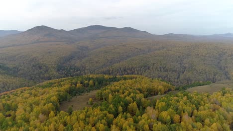 Elevándose-Sobre-Las-Majestuosas-Montañas-De-Otoño