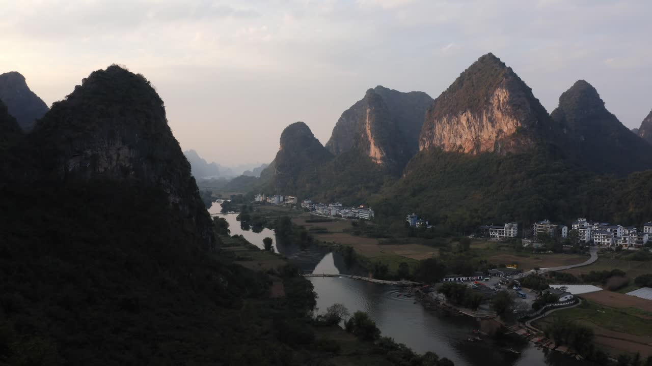 río li que fluye a través de yangshuo en el paisaje de montaña kárstica, china, vista aérea