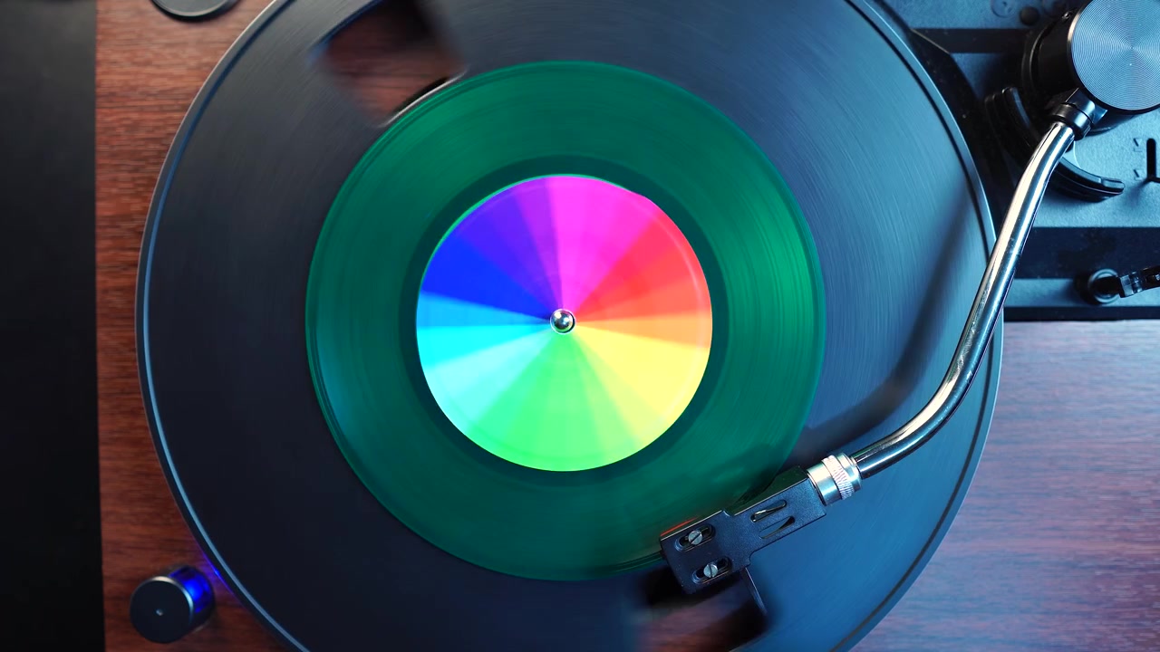 Afspilning af grøn 45 RPM vinylsingle på pladespiller, set oppefra.