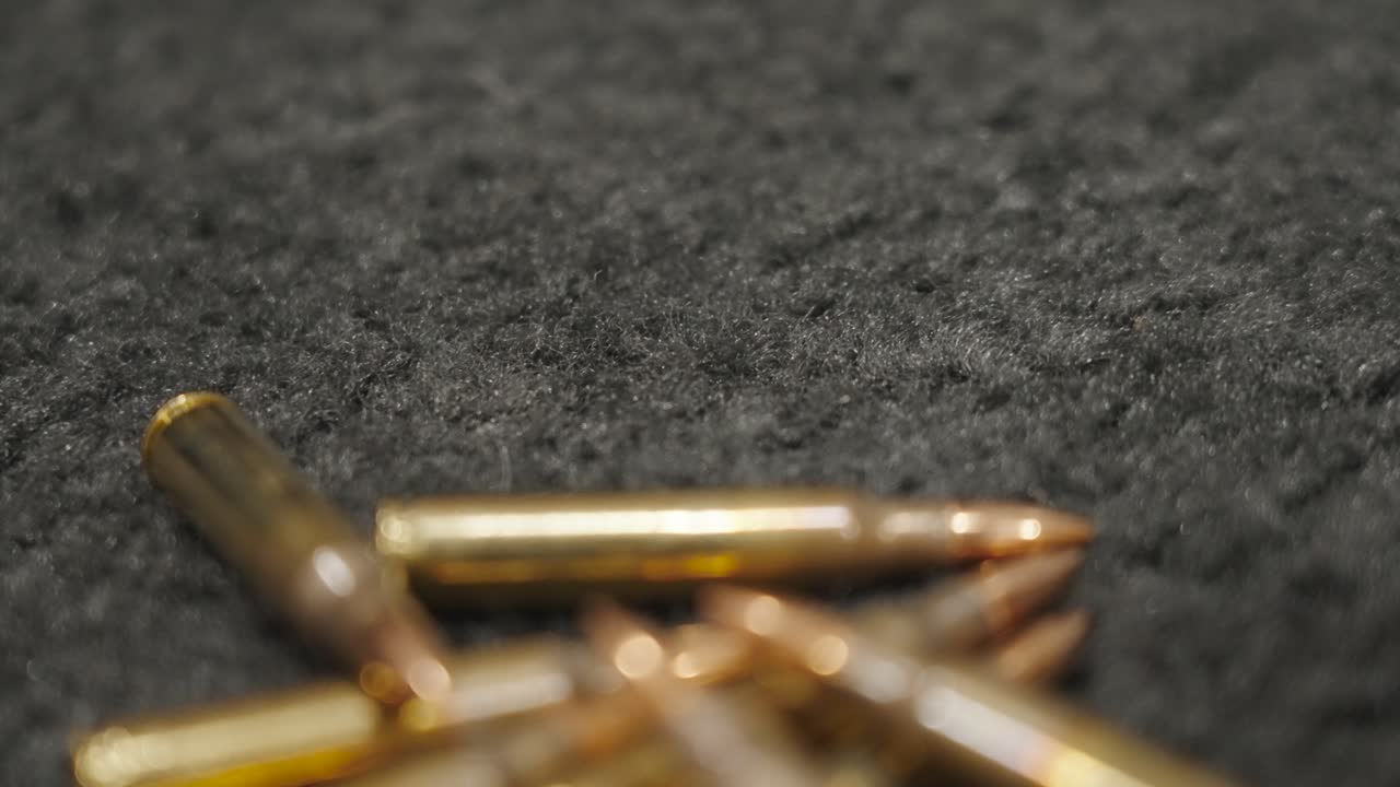 un enfoque en las rondas de rifle se acumulan