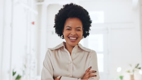 Oficina,-Sonrisa-Y-Mujer-Negra-Felices-Con-El-Inicio