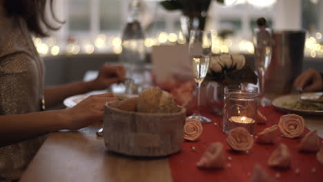 Cerca-De-La-Pareja-Romántica-Disfrutando-De-La-Comida-Del-Día-De-San-Valentín