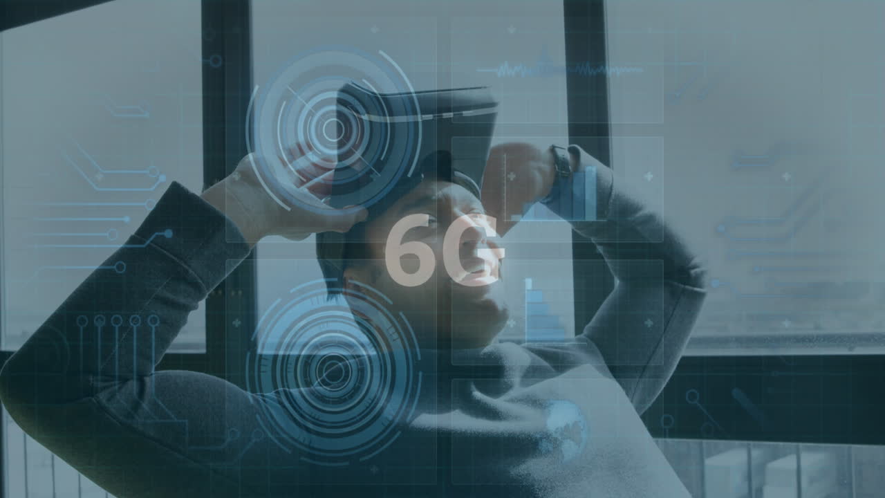 animación de texto 6g, escaneo de visores y procesamiento de datos sobre hombre sonriente con auriculares vr