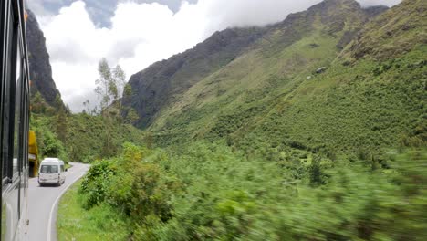 Wie-Ist-Das-Busreisen-In-Peru,-üppig