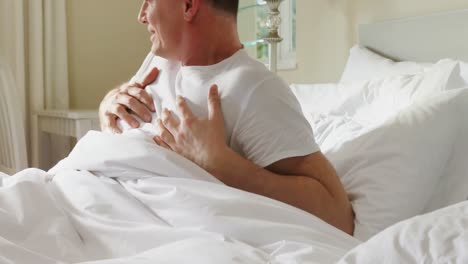 hombre despertando del sueño 4k